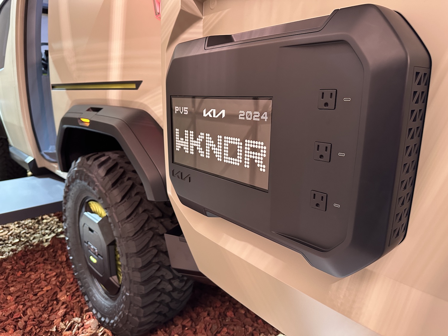 plug-in station with screen