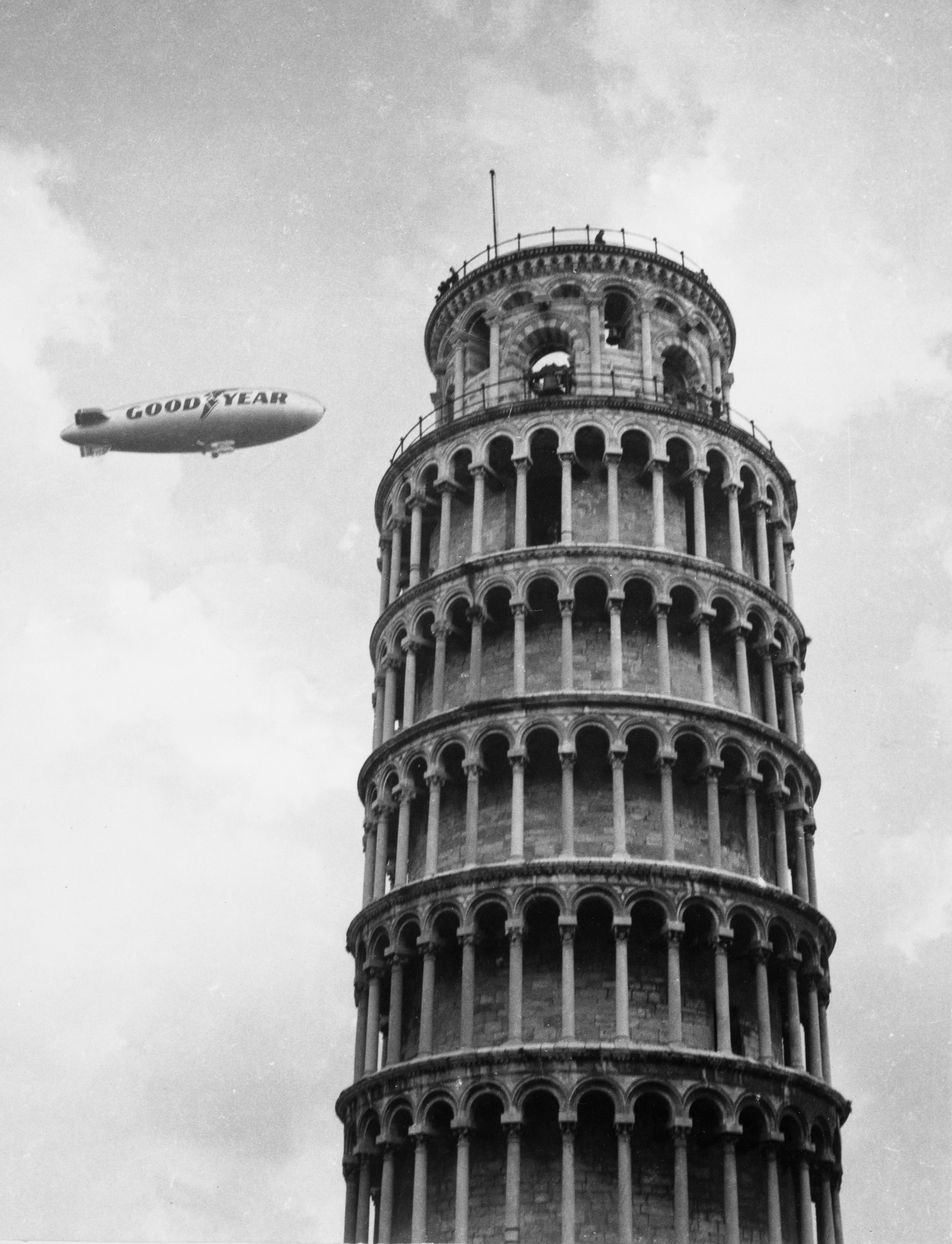 blimp flying by leaning tower of pisa