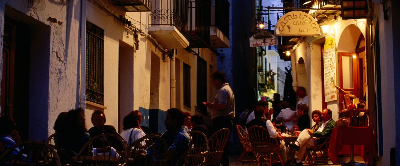 Does eating late at night really cause weight gain? A nutritionist explains.