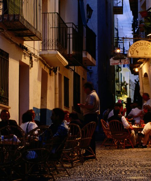 Does eating late at night really cause weight gain? A nutritionist explains.