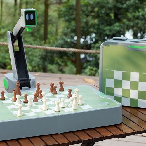 Manya Cynus Smart Chess Board Uses a Robot Arm to Move Chess Pieces Around