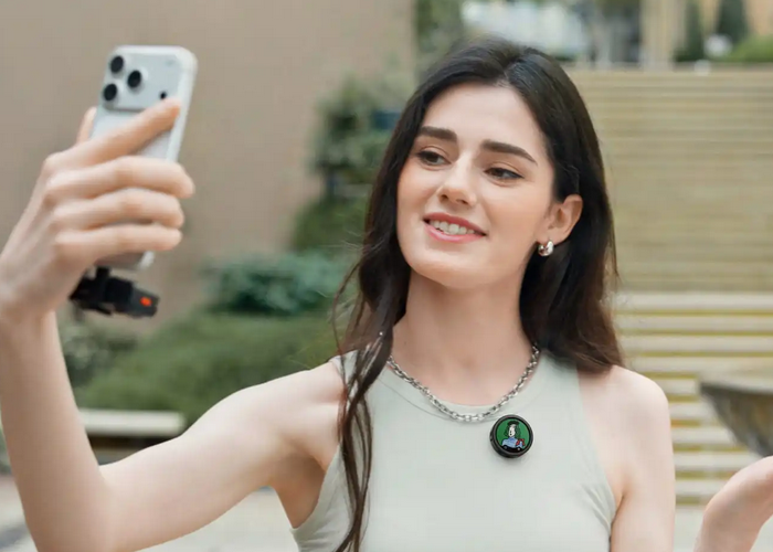 Insta360 Mic Pro Adds an E-Ink Screen to a Wireless Lapel Mic for Showing Logos and Images